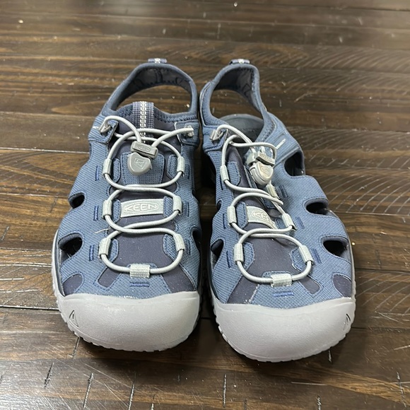 mens closed toe water shoes